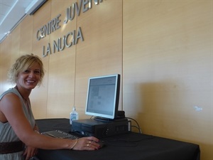 Mª Jesús Jumilla, concejala de Juventud, en el punto informático habilitado en el Centre Juvenil
