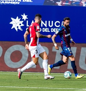 El capitán Morales en un jugada del partido ante el Bilbao