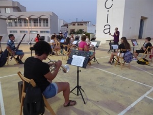 Durante estos cuatro ensayos los músicos están preparando la Cercavila que llenará de musica las calles del casco antiguo