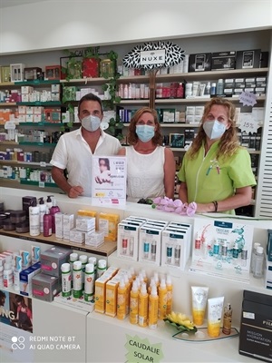 La concejala de Igualdad Gemma Márquez en la Farmacia Coloma de La Nucía entregando el soporte a Raquel Castelló  y Carlos Brandariz