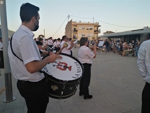 La Unió Musical La Nucía interpretó varias piezas al llegar a al plaça dels Músics