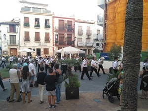 La banda de la UM La Nucía a su paso por la plaça Major