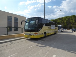 Imagen de unos autobuses en el parking IES La Nucía