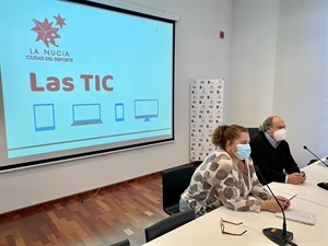 Silvia Llopis, secretaria AMPA IES La Nucía y Pedro Lloret, primer teniente alcalde, en la apertura del talelr