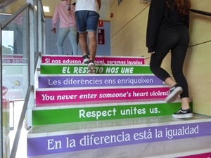 Esta “Campaña de Concienciación y Coeducación” del alumnado del IES La Nucía busca sensibilizar a l@s estudiantes en materia de igualdad de oportunidades entre mujeres y hombres,