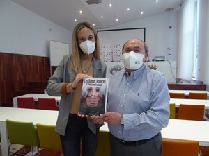 La escritora Mª José Marcos y Pedro Lloret, concejal de Cultura, con el libro "El Palacio de Terciopelo"