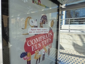 La campaña muestra el mensaje "Compra en los tuyos-Compra en els teus" está en 33 marquesinas en La Nucía