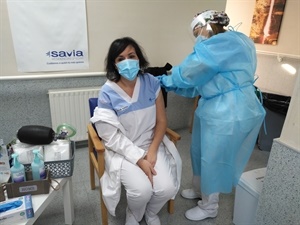 Belén Rivero, directora de Savia La Nucía recibiendo la primera dosis de la vacuna contra la Covid-19