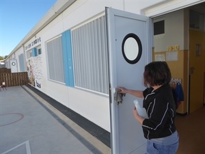 Limpieza de puertas exteriores en el Colegio Muixara de La Nucía