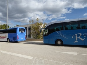 Autobuses que transportan al alumnado de ESO al IES La Nucía