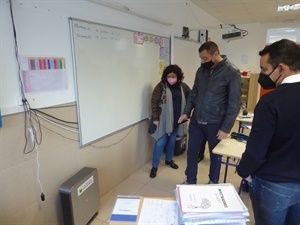 Sergio Villalba, concejal de Educación, explicando el funcionamiento a la tutora de  la clase, junto a Bernabé Cano, alcalde de La Nucía