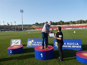 El entrenador Joaquín Villar recibiendo la placa de manos de Bernabé Cano, alcalde de La Nucía