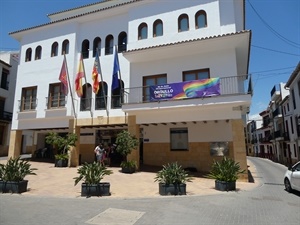 La pancareta se ha colgado en el balcón de alcaldía del Ayuntamiento de La Nucía.