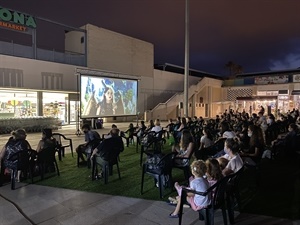 Numeroso público disfrutó de la película "Maléfica" anoche en la plaza del Sol