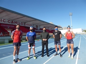 La selección de Noruega de Triatlón con:  Kristian Blummenfelt, Gustav Iden, etle Thorn y Stine Dale; junto a Bernabé Cano, alcalde de La Nucía