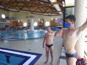 Los triatletas noruegos preparándose para el entrenamiento de natación en la Piscina de La Nucía