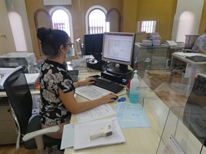 Una de las auxiliares de Información en las oficinas centrales del Ayuntamiento