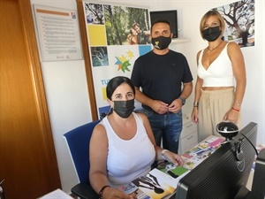 Una de las trabajadoras en la Oficina de Turismo junto a Mª Jesús Jumilla, concejala Turismo y Bernabé Cano, alcalde de La Nucía