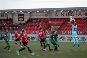 Foto cedida RCD Mallorca. El portero del Eibar Yoel atrapa el balón en un ataque del Mallorca