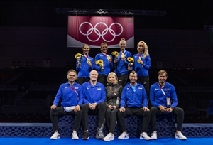 El equipo femenino estonio con su medalla de oro junto a sus entrenadores y cuerpo técnico