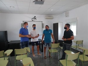 Los profesores Jorge Font y Manu González visitando el aula de Grado Medio junto a Sergio Villalba, concejal de Educación y Bernabé Cano, alcalde de La Nucía