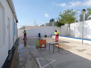 Limpieza del patio e imbornales en el Colegio Muixara