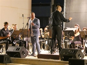 En la segunda parte la Unió Musical estuvo acompañada por la voz solista de Héctor Andrés