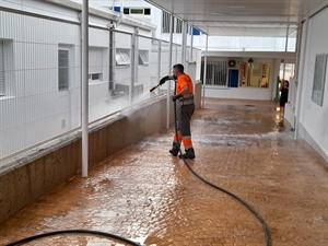 La limpieza de las entradas y exteriores de los centros educativos se mantendrá durante todo el curso escolar