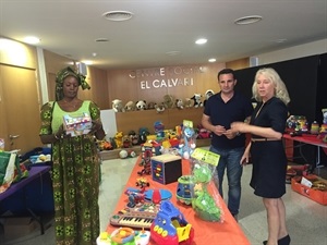 Beatriz Pérez-Hickman, concejala de Bienestar Social y Bernabé Cano, alcalde de La Nucía visitando la zona de juguetes del Ropero Solidario